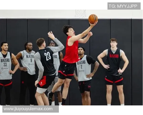 克林根场边指导杨瀚森展现深厚情谊引发媒体热议