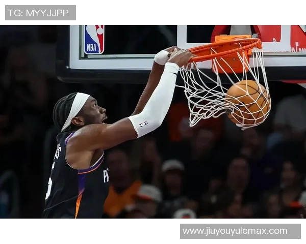 布克称赞马威为防守核心称其场上沟通与快速奔跑至关重要